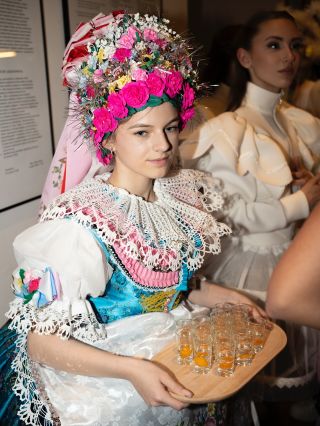 Nádherné pravé moravské slečny k nám prišli z Južnej Moravy a obohatili našu show krojmi, ktoré žiarili farbami, čipkami a...